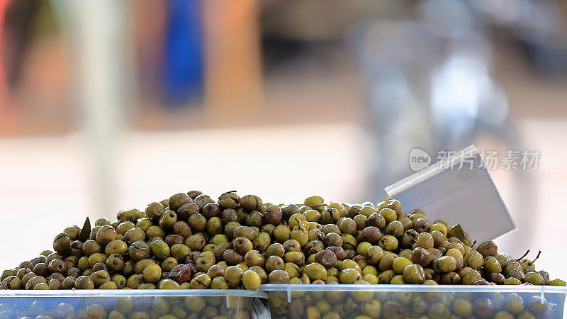 Pazari i Ri-New Bazaar的一个市场摊位上，塑料盒子里装着餐桌上的橄榄——大部分是绿色的。地拉那-阿尔巴尼亚- 002